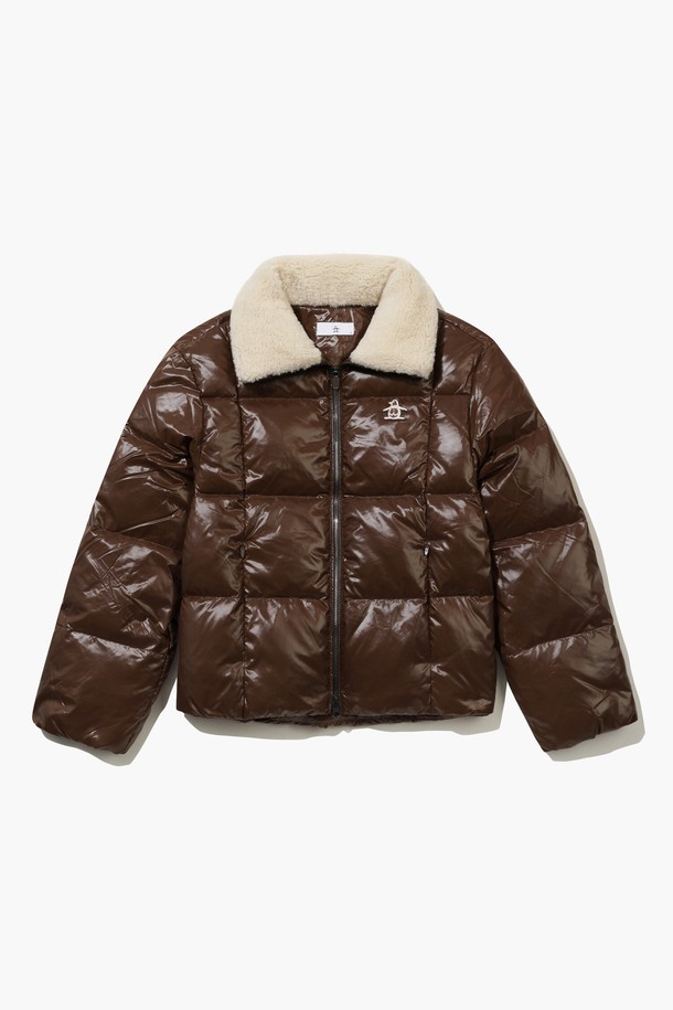 여성스러운 실루엣을 강조하는 브라운 컬러의 'MQ422LJPN3' 여성 글로시 다운 아우터입니다. 겨울 시즌, 골프 또는 일상에서 스포티하고 캐주얼한 스타일을 연출하기 좋습니다. 부드러운 촉감의 무지 디자인에, 보온성과 경량성을 갖춘 두꺼운 소재로 제작되었습니다. 크롭 기장의 숏패딩으로, 집업 스타일과 글로시한 외관, 퍼 카라 디테일이 특징입니다. 긴 소매, 레귤러핏으로 편안하게 착용 가능합니다.
