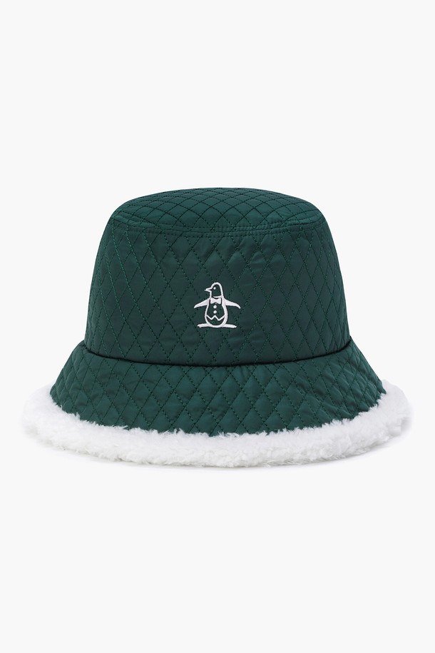 여성 패디드 퀼팅 버킷햇 딥그린 MQ422LCPO6는 겨울철 라운딩을 위한 클래식하고 캐주얼한 스타일의 모자입니다. 7.5cm 챙 넓이로 햇빛을 효과적으로 가려주며, 딥그린 컬러와 퀼팅 패턴이 고급스러운 분위기를 더합니다. 보온성을 높여주는 두꺼운 폴리에스터 소재와 패딩, 퍼 디테일 마감으로 추운 날씨에도 따뜻하게 착용할 수 있습니다. 골프룩에 포인트 아이템으로 활용하여 스타일리시함을 연출해보세요.
