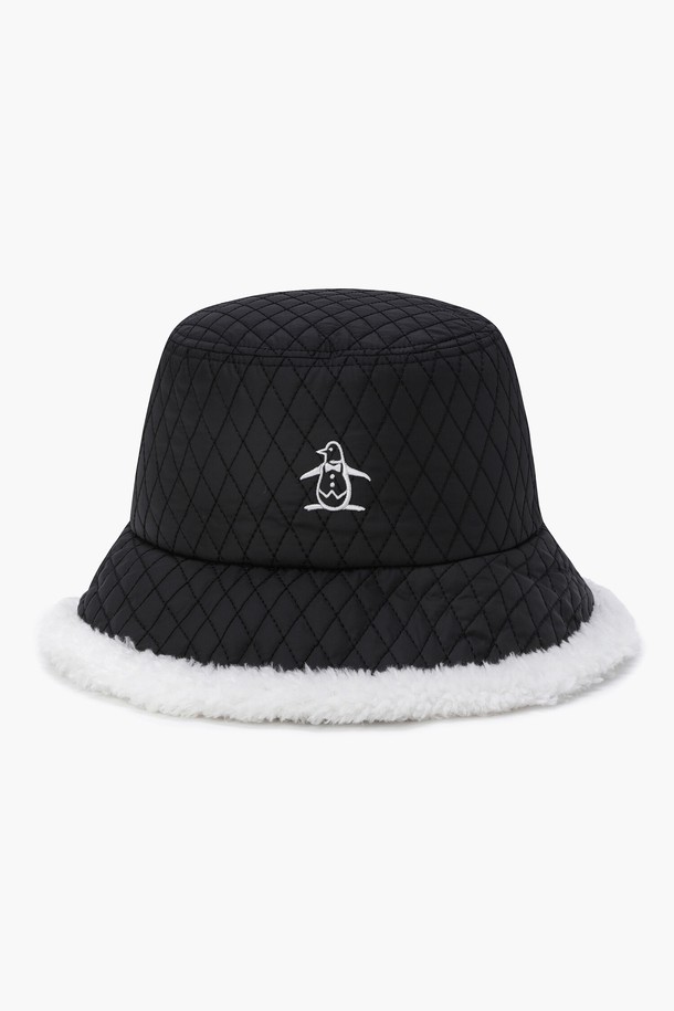 여성 패디드 퀼팅 버킷햇 블랙 MQ422LCPO6는 겨울철 골프 라운딩을 위한 방한 모자입니다. 부드러운 폴리에스터 소재에 퀼팅 디자인과 패딩 디테일로 보온성을 높였습니다. 챙 넓이 7.5cm로 햇빛을 효과적으로 가려주며, 버킷햇 스타일로 클래식하고 미니멀한 골프룩을 연출합니다. 컬러는 블랙과 다크 그린 두 가지이며, 두꺼운 두께감으로 따뜻하게 착용할 수 있습니다.
