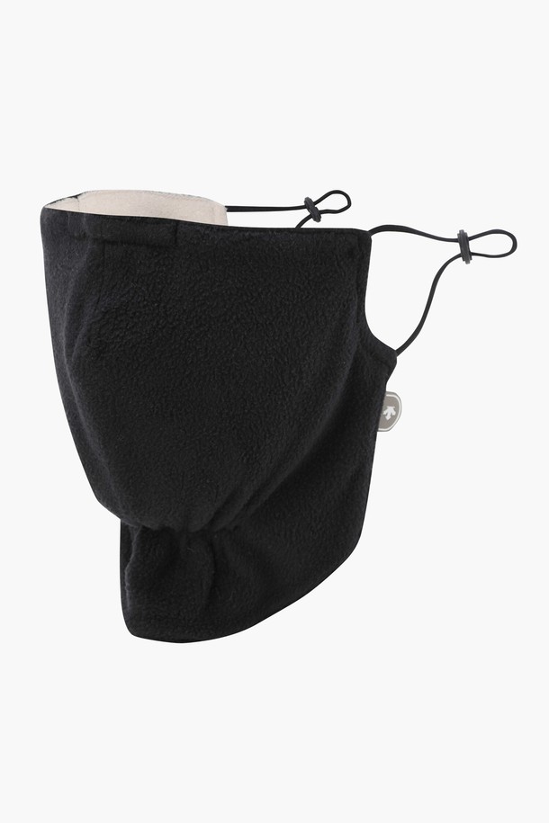 여성 페이스 마스크 DQ42WFWMO2는 추운 겨울철 야외 활동 시 따뜻함과 편안함을 제공하는 골프용 마스크입니다. 부드러운 폴리에스터 플리스 소재를 사용하여 보온성을 높였으며, 코 부분에 와이어를 내장하여 밀착감을 더했습니다. 무지 디자인에 BLKG, IVYG 두 가지 색상으로 출시되어 다양한 의상에 매치하기 용이합니다. 얼굴 전체를 보호하여 찬 바람으로부터 피부를 보호해주며, 두꺼운 두께감으로 뛰어난 보온성을 자랑합니다.
