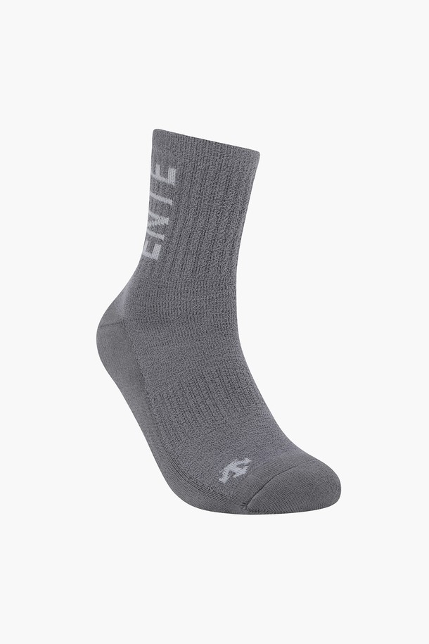 남성 장목 방한 삭스 DQ42MFSOO1은 탁텔사 믹스 소재를 사용하여 보온성과 쿠셔닝 기능을 강화한 겨울용 양말입니다. 골프 및 일상생활에서 스타일리시하게 착용할 수 있으며 미니멀, 클래식, 캐주얼 룩에 모두 잘 어울립니다. 무지 디자인에 BLKG, GRYG 두 가지 색상으로 출시되어 다양한 코디에 활용하기 좋습니다. 장목 디자인으로 발목까지 따뜻하게 감싸주어 추운 날씨에도 쾌적함을 유지시켜 줍니다. 폴리에스터, 면, 폴리우레탄, 나일론 소재 혼방으로 제작되어 내구성과 편안한 착용감을 제공합니다.
