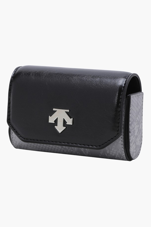 아크먼트(ACMT) 공용 거리측정기 케이스 DQ32MFET82는 골프 활동에 최적화된 스몰 사이즈의 케이스입니다. 폴리에스터, 나일론, 합성가죽 소재로 제작되어 튼튼하며, BLKG와 LGYG 두 가지 색상으로 출시되었습니다. 히든 자석 잠금 방식으로 간편하게 여닫을 수 있으며, 벨트 부착이 가능하여 편리하게 휴대할 수 있습니다. 패턴 디자인과 사각형 모양으로 세련된 외관을 자랑하며, 한 손으로도 쉽게 개폐할 수 있어 사용성이 뛰어납니다. 골프 거리측정기를 안전하게 보관하고 스타일리시하게 연출해 보세요.
