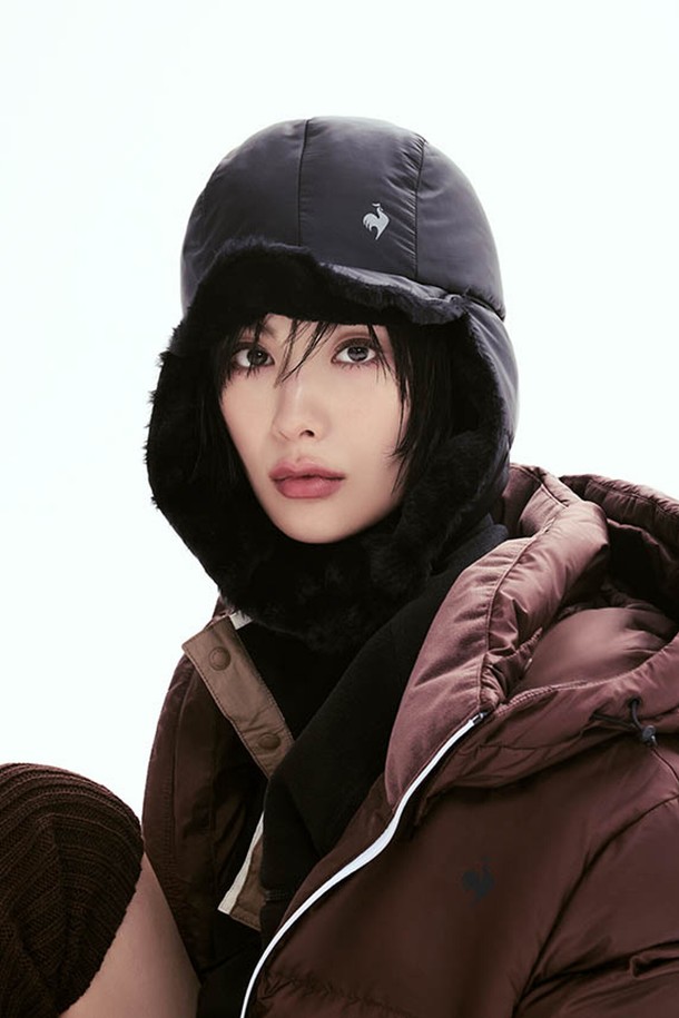 퍼텍스 방한 고소모 - 블랙 QQ423ACPN1은 겨울철 추위를 완벽하게 차단해 줄 방한모입니다. 깊은 모자 깊이와 5.2cm의 챙 넓이로 보온성을 높였으며, 부드러운 촉감과 무지 디자인으로 어떤 스타일에도 잘 어울립니다. 뛰어난 방수, 방풍 기능과 거위 솜털, 거위 깃털, 플리스 안감, 퍼텍스 소재의 조화로 혹한의 날씨에도 따뜻함을 유지합니다. 사이즈 조절 끈이 있어 편안한 착용감을 제공하며, 겨울 데일리룩, 등산룩, 여행룩 등 다양한 TPO에 활용 가능합니다. 캐주얼, 고프코어, 미니멀 스타일을 즐겨 입는 분들께 추천합니다.
