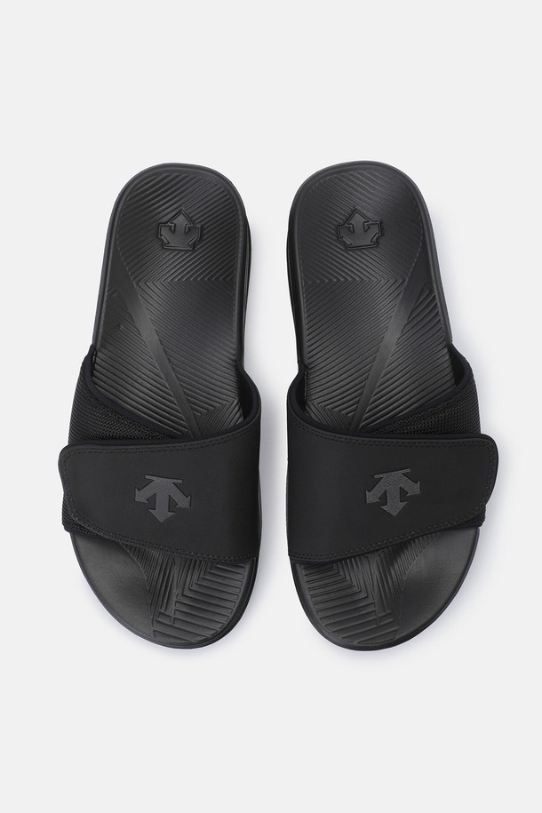 템퍼 슬라이드 블랙 SR123LSD12는 편안한 일상생활을 위한 남성용 슬라이드입니다. 블랙, 베이지, 브라운 3가지 색상으로 출시되었으며, 여름철에 시원하게 착용하기 좋습니다. 합성가죽, 폴리에스터, 폴리우레탄 소재를 사용하여 2.5cm 굽 높이의 플랫 형태로 제작되었습니다. 벨크로 테이프로 발 모양에 맞춰 조절 가능하며, 파워 그립 접지 아웃솔과 안정감 있는 착화감을 제공합니다. 동네 마실룩, 휴가룩, 여행룩 등 캐주얼, 미니멀, 리조트 스타일 연출에 적합합니다.
