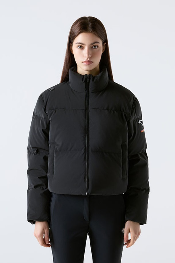 우먼스 GER 세미 크롭 다운 재킷 블랙 SQ422IDJO4는 여성용 다운 재킷입니다. 일상복은 물론, 출근룩으로도 활용 가능한 캐주얼, 스포티, 미니멀 스타일의 제품입니다. 블랙 컬러의 무지 디자인으로, 부드러운 촉감의 폴리에스터, 나일론 혼방 소재를 사용하여 보온성과 경량성을 동시에 갖췄습니다. 얇고 가벼운 두께감으로 편안하게 착용 가능하며, 오리 솜털 80%, 오리 깃털 20%의 충전재와 안감으로 따뜻함을 더했습니다. 세미 크롭 기장에 집업 스타일, 긴 소매 디자인으로, 겨울철 스타일리시함을 연출할 수 있습니다.
