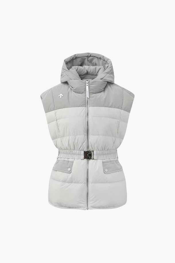 여성 루즈핏 다운 베스트 DQ42WFDVO4는 겨울 시즌, 골프 또는 일상에서 활용하기 좋은 아우터입니다. 엉덩이를 덮는 롱 기장과 루즈핏으로 편안한 착용감을 선사하며, 후드 라이너 탈부착이 가능하여 다양한 스타일 연출이 가능합니다. 은은한 광택감과 무지 디자인이 스포티하면서도 미니멀한 무드를 더합니다. 보온 기능과 체형 커버 기능까지 갖춘 실용적인 제품으로, 부드러운 촉감의 나일론, 거위솜털, 거위깃털 혼방 소재를 사용하여 따뜻함을 유지해 줍니다. 컬러는 BLKG, LGYG 두 가지로 제공됩니다.
