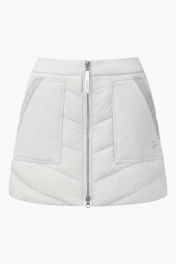 여성 A라인 다운 스커트 DQ42WFSKOC는 겨울철 라운딩과 일상에서 모두 활용 가능한 다운 스커트입니다. 부드러운 촉감의 나일론, 폴리에스터 혼방 소재에 오리솜털과 오리깃털 충전재를 사용하여 보온성과 경량성을 동시에 잡았습니다. A라인 핏으로 다리 라인을 더욱 슬림하게 연출하며, 지퍼형 여밈 방식으로 편안하게 착용할 수 있습니다. 무지 디자인에 블랙(BLKG), 라이트 그레이 옐로우(LGYG) 두 가지 컬러로 출시되어 스포티하면서도 미니멀한 스타일을 연출합니다. 모스코비 충전재를 사용하여 보온성을 높였으며, 셋업으로도 활용 가능합니다.
