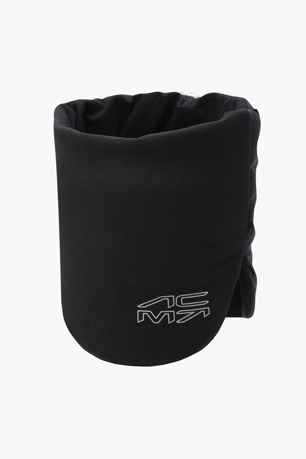 아크먼트(ACMT) 남성 넥워머 DQ42MFWMO1은 보온성을 극대화한 겨울철 남성용 넥워머입니다. 부드러운 촉감의 기모 안감과 두꺼운 두께로 제작되어 추운 날씨에도 따뜻함을 유지해 줍니다. 폴리에스터, 레이온, 스판덱스 혼방 소재로 제작되어 활동성이 뛰어나며, 로고 패턴으로 디자인되어 캐주얼하고 미니멀한 스타일을 연출합니다. 골프 및 일상생활에서 모두 착용 가능하며, 스토퍼 사이즈 조절 기능으로 편안한 착용감을 제공합니다. 색상은 BLKG, LGYG 두 가지로 출시되었습니다.
