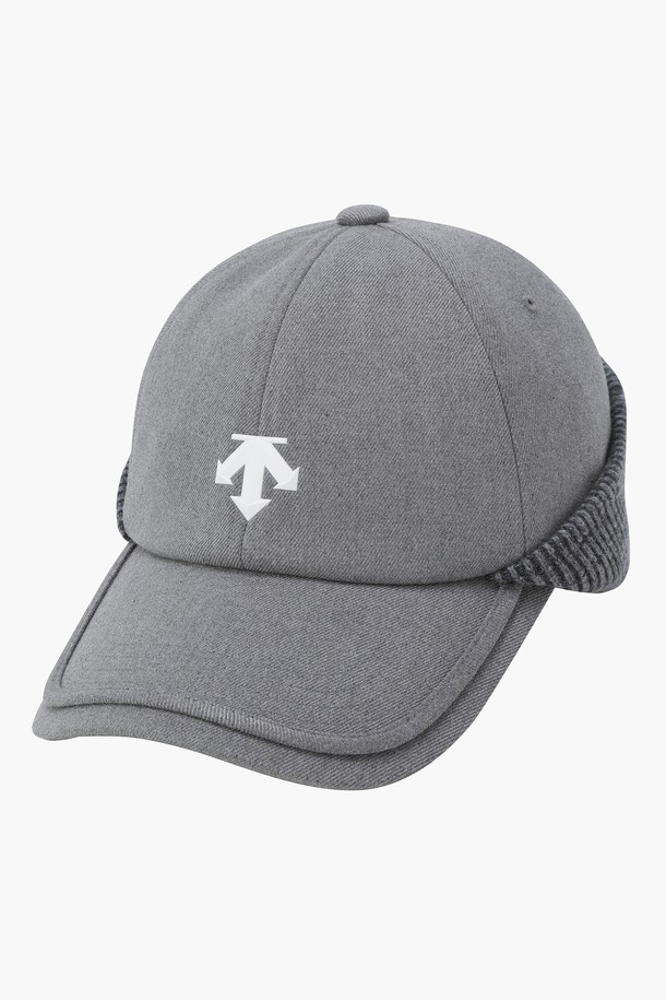 남성 이어워머 일체형 방한캡 DQ42MFCPO3는 겨울철 추위로부터 당신을 보호해 줄 방한 모자입니다. 폴리에스터, 레이온, 폴리우레탄, 아크릴, 울 등 다양한 소재를 혼방하여 보온성을 높였습니다. 챙 넓이 8cm, 두꺼운 두께감으로 제작되었으며, 귀를 덮는 일체형 이어워머 디자인으로 뛰어난 방한 기능을 제공합니다. 심플한 무지 디자인으로 골프룩이나 일상복에 클래식, 미니멀, 캐주얼 스타일 모두 잘 어울립니다.
