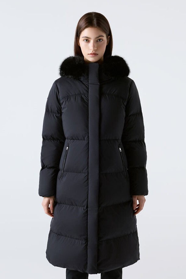 **우먼스 캐논 롱 다운 재킷 블랙 SQ422SDJO2**는 여성용 다운 재킷으로, 일상생활과 겨울철 추위를 대비하여 제작되었습니다. 롱 기장의 블랙 컬러 무지 디자인으로, 베이직하고 캐주얼한 스타일을 연출합니다. 부드러운 촉감의 나일론, 거위솜털(80%), 거위깃털(20%) 혼용 소재로 제작되어 보온성이 뛰어나며, 지퍼형 여밈 방식과 긴 소매, 레귤러핏 디자인이 특징입니다. 모자털 디테일이 있으며, 안감은 나일론과 폴리에스터로 구성되었습니다.
