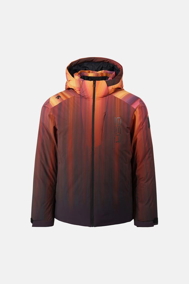 GER 미들 다운 재킷 SQ421IDJO3는 남녀공용으로 제작되어 겨울철 스포티한 스타일을 연출하는 다운 재킷입니다. 블랙, 그레이, 패턴 색상으로 출시되었으며, 일상생활 및 스포츠 활동 시 착용하기 좋습니다. 미디엄 기장의 스탠드넥 디자인으로, 후드 탈부착이 가능하며 지퍼 포켓, 밑단 스트링 조절 기능으로 보온성과 사이즈 조절이 용이합니다. 오리솜털(80%)과 오리깃털(20%) 충전재를 사용하여 두꺼운 두께감으로 뛰어난 보온성을 제공하며, 여행룩과 캠핑룩, 고프코어 스타일을 완성할 수 있습니다.
