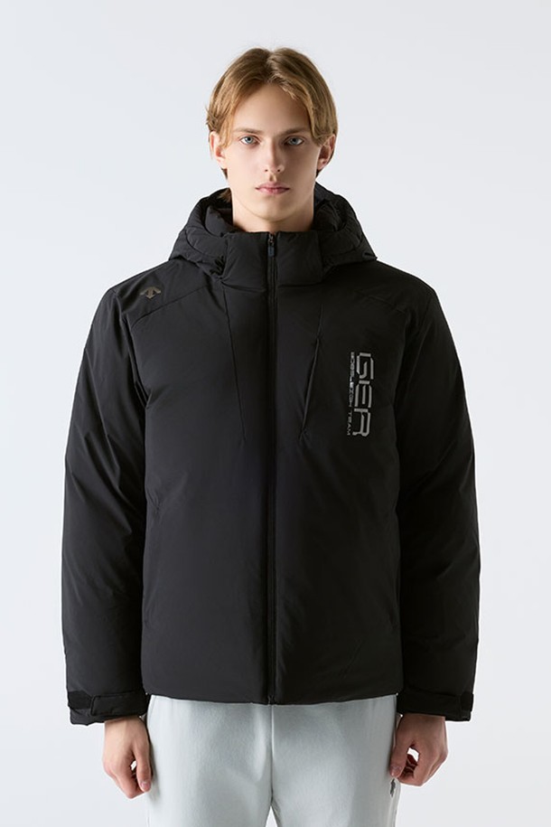 GER(제르) 미들 다운 재킷 블랙 SQ421IDJO3는 남녀 모두 착용 가능한 겨울철 방한용 다운 패딩입니다. 캐주얼 및 스포티 스타일을 아우르며, 일상과 캐주얼한 TPO에 적합합니다. 두꺼운 두께감으로 보온성을 높였으며, 부드러운 촉감의 폴리에스터, 나일론 혼방 겉감에 오리털(솜털 80%, 깃털 20%) 충전재를 사용하여 뛰어난 보온성과 방풍 기능을 제공합니다. 미디엄 기장의 레귤러핏으로 제작되었으며, 집업 방식으로 간편하게 착용 가능합니다. 블랙, 그레이 두 가지 색상으로 출시되어 다양한 코디에 활용하기 좋습니다.
