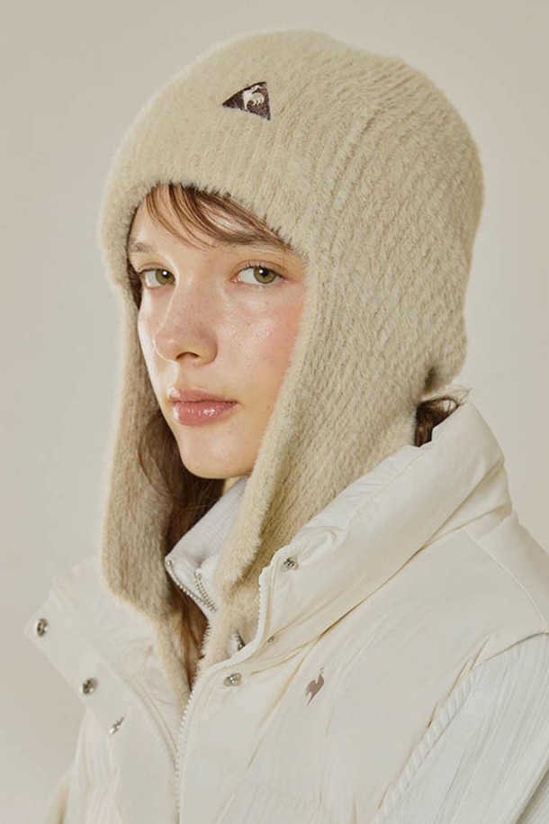 여성스러운 분위기를 더해줄 베이지, 아이보리 컬러의 여성 귀달이 비니입니다. 부드러운 촉감의 나일론과 앙고라 혼방 소재로 제작되어 가을, 겨울철 보온성을 책임집니다. 일상, 출근룩, 데이트룩 등 다양한 TPO에 활용하기 좋은 클래식, 미니멀, 캐주얼 스타일의 필수템입니다. 챙이 없는 일반 모자 깊이에 귀달이 디자인과 헤리티지 로고 포인트가 더해져 심플하면서도 세련된 매력을 선사합니다.
