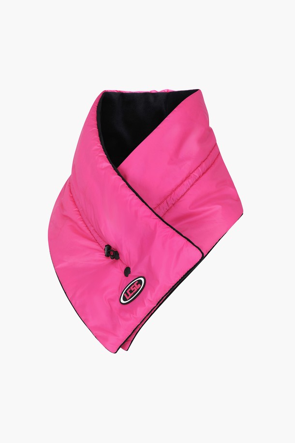 여성 스트링 패딩 넥워머 _HPNK GQ422LSAO3는 부드러운 폴리에스터 소재로 제작되어 뛰어난 촉감을 자랑합니다. 겨울철 방한을 위한 필수템으로, 넉넉한 두께의 패딩 안감이 따뜻함을 선사합니다. 무지 디자인에 스트링 디테일을 더해 캐주얼, 미니멀, 클래식 등 다양한 스타일 연출이 가능합니다. 스트링으로 핏 조절이 용이하여 산책, 출근, 여행 등 다양한 TPO에 활용하기 좋습니다. 블랙(BLCK), HPNK, 카키(KHAK) 세 가지 컬러로 출시되어 취향에 맞게 선택할 수 있습니다.
