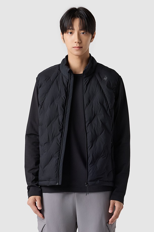 유니 경량 스트레치 패딩 베스트 - 블랙 QQ423EPVO1은 남녀 모두 착용 가능한 베이직하고 스포티한 스타일의 패딩 베스트입니다. 겨울철 스포츠 활동이나 일상생활에서 가볍고 편안하게 착용할 수 있으며, 레귤러 핏으로 제작되어 활동성을 높였습니다. 블랙 및 화이트 컬러로 출시되었으며, 퀼팅 디자인과 민소매 스타일이 특징입니다. 나일론과 폴리에스터 혼방 소재로 제작되어 부드러운 촉감과 뛰어난 스트레치 기능을 제공합니다. 지퍼 여밈 방식으로 간편하게 착용 가능하며, 두꺼운 두께감으로 보온성을 높였습니다.
