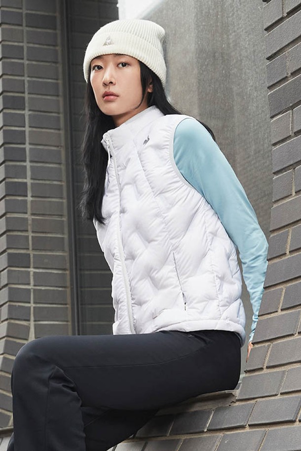 유니 경량 스트레치 패딩 베스트 - 화이트 QQ423EPVO1은 여성 및 남성 모두 착용 가능한 유니섹스 스타일의 겨울철 아우터입니다. 가볍고 부드러운 나일론 및 폴리에스터 혼방 소재로 제작되어 편안한 착용감을 제공하며, 신축성 있는 스트레치 기능으로 활동성을 높였습니다. 넉넉한 두께의 패딩 안감과 민소매 디자인으로 보온성을 유지하며, 캐주얼, 스포티, 미니멀 스타일의 출근룩에 활용하기 좋습니다. 화이트와 블랙 두 가지 색상으로 출시되어 다양한 코디에 활용할 수 있습니다. 집업 여밈 방식으로 간편하게 착용 가능합니다.
