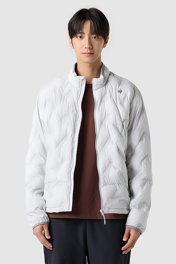 유니 경량 스트레치 3M 패딩 자켓 - 그레이 QQ423EPDO4는 여성 및 남성 모두 착용 가능한 캐주얼하고 스포티한 스타일의 겨울용 패딩 자켓입니다. 가볍고 신축성 있는 소재에 부드러운 촉감으로 편안한 착용감을 선사하며, 3M 충전재를 사용하여 보온성을 높였습니다. 레귤러핏과 집업 스타일로, 출근룩이나 산책룩 등 다양한 TPO에 활용 가능합니다. 그레이, 블랙, 화이트 세 가지 색상으로 출시되어, 미니멀한 스타일을 선호하는 분들께 추천합니다.
