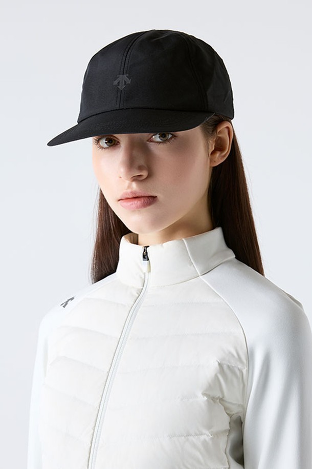 **러닝 경량 베이직 볼캡 블랙 SR123RCP15**는 러닝룩, 캐주얼, 미니멀, 스포티 스타일을 위한 볼캡입니다. 블랙과 그레이 두 가지 색상으로 출시되었으며, 봄, 여름, 가을 계절에 착용하기 좋습니다. 가볍고 얇은 나일론 소재로 제작되어 활동성이 뛰어나며, 챙 길이가 7cm로 햇빛을 효과적으로 가려줍니다. 베이직한 디자인에 무지 패턴으로 어떤 의상에도 쉽게 매치할 수 있는 실용적인 볼캡입니다.
