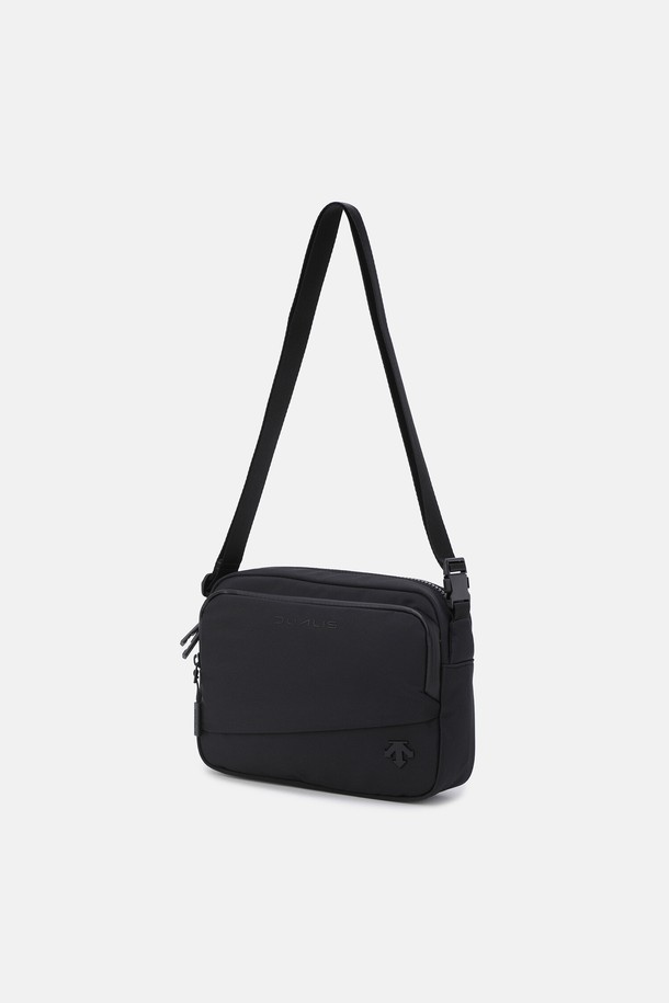 듀얼리스 스퀘어백 블랙 SR123DBG12는 남성을 위한 미디엄 사이즈의 사각형 스퀘어백입니다. 블랙과 베이지 두 가지 색상으로 제공되며, 가볍고 부드러운 폴리에스터 소재를 사용하여 편안한 착용감을 선사합니다. 방수 기능과 수납 분리가 용이하여 일상 및 여행 시 실용적으로 사용할 수 있으며, 지퍼형 잠금 방식으로 내용물을 안전하게 보관할 수 있습니다. 데일리백으로 활용하기 좋으며, 다양한 수납공간을 갖춰 실용성을 더했습니다. 미니멀, 캐주얼, 시티보이 스타일의 여행룩과 출근룩에 잘 어울립니다.
