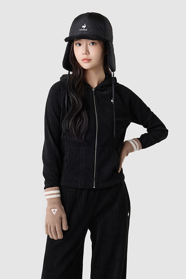 여성 슬림핏 약기모 케이블 후드 집업 - 블랙 QQ422OFTN1은 캐주얼, 스포티, 미니멀 스타일을 모두 아우르는 후드 집업입니다. 부드러운 촉감의 폴리에스테르, 폴리우레탄, 기모 혼방 소재로 제작되어 가을, 겨울철 따뜻하게 착용 가능하며, 약기모 안감으로 보온성을 높였습니다. 케이블 패턴과 블랙 컬러가 세련된 분위기를 연출하며, 슬림핏 디자인으로 여성스러운 실루엣을 강조합니다. 집콕룩이나 산책룩 등 편안한 일상에서 활용하기 좋은 아이템입니다.

