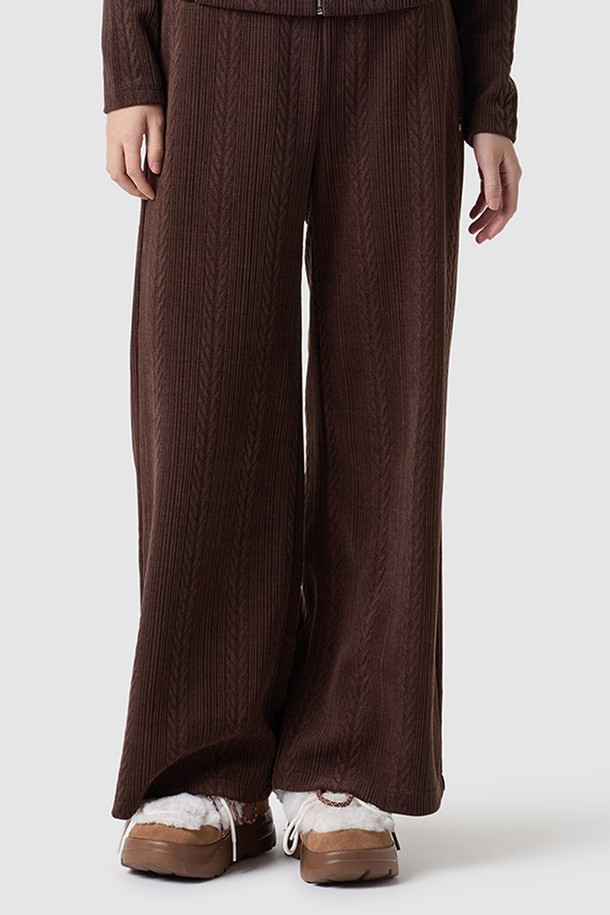 여성 케이블 자가드 와이드핏 팬츠 - 브라운 QQ422OFPN1은 일상, 출근룩, 모임룩에 모두 잘 어울리는 베이직 스타일의 와이드핏 팬츠입니다. 폴리에스터와 폴리우레탄 혼방 소재로 제작되어 사계절 내내 착용 가능하며, 은은한 케이블 자가드 패턴이 특징입니다. 넉넉한 와이드핏과 긴 기장으로 편안하면서도 세련된 분위기를 연출합니다. 클래식, 미니멀, 캐주얼 등 다양한 스타일로 코디할 수 있어 활용도가 높습니다. 브라운 컬러로 어떤 상의에도 매치하기 용이하며, 데일리 팬츠로 제격입니다.
