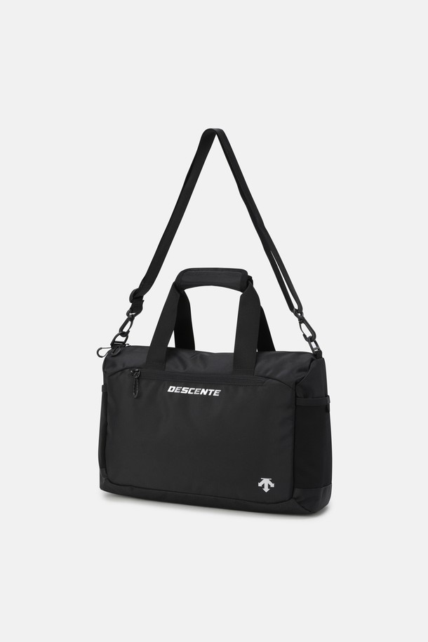 남성용 트레이닝 짐백 (15L) 블랙 SR123TBG1A는 피트니스룩을 위한 미니멀하고 스포티한 디자인의 짐백입니다. 가볍고 튼튼한 폴리에스터 소재로 제작되었으며, 블랙과 화이트 두 가지 색상으로 만나볼 수 있습니다. 15L의 넉넉한 수납공간과 탈부착 스트랩, 다용도 수납 기능으로 운동 시 필요한 물품들을 편리하게 보관할 수 있습니다. 원통형 디자인에 로고 장식이 더해져 심플하면서도 세련된 느낌을 주며, 외부 포켓과 토트백/크로스백 겸용으로 실용성을 높였습니다. 넉넉한 용량으로 가벼운 운동복과 액세서리를 수납하기에 적합하며, 지퍼형 잠금 방식으로 내용물을 안전하게 보호합니다.
