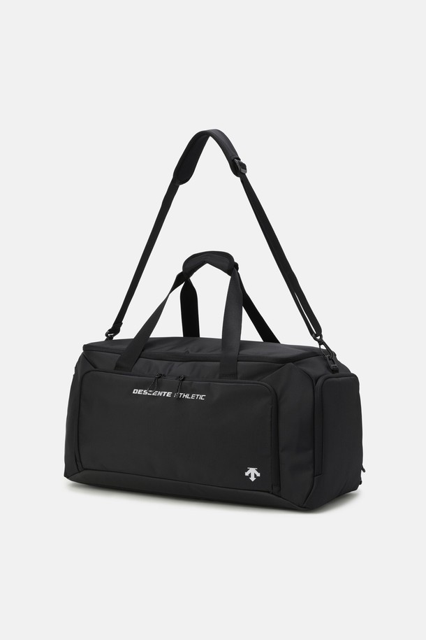 엘리트 짐백 (45L) 블랙 SR123TBG1C는 피트니스룩과 여행룩에 어울리는 미니멀, 스포티, 캐주얼 스타일의 남성용 가방입니다. 45L 라지 사이즈로 넉넉한 수납공간을 제공하며, 폴리에스터, 나일론, 폴리우레탄 소재로 제작되어 튼튼합니다. 방수 기능과 분리 수납, 탈부착 어깨끈, 신발 수납공간, 캐리어 결합 가능 등 실용적인 기능을 갖춘 사각 형태의 짐백입니다. 벨크로 디자인 장식과 지퍼형 잠금 방식으로 사용이 편리하며, 다용도로 활용 가능합니다. 블랙 색상의 무지 패턴으로 어떤 스타일에도 잘 어울립니다.
