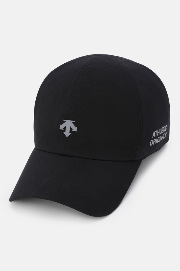 러닝 볼캡 블랙 SR123RCP10은 러닝과 스포츠 활동에 적합한 공용 볼캡입니다. 블랙과 화이트 두 가지 색상으로 출시되었으며, 봄, 여름, 가을 계절에 착용하기 좋습니다. 폴리에스터와 폴리우레탄 혼방 소재로 제작되어 쾌적한 착용감을 제공하며, 7cm 챙으로 햇빛을 효과적으로 가려줍니다. 재귀반사 기능과 흡습 기능, 스웨트밴드가 적용되어 땀을 빠르게 흡수하고 야간 러닝 시 안전성을 높여줍니다. 미니멀하고 스포티한 디자인으로 러닝룩, 피트니스룩, 등산룩 등 다양한 스타일에 매치하기 좋습니다.
