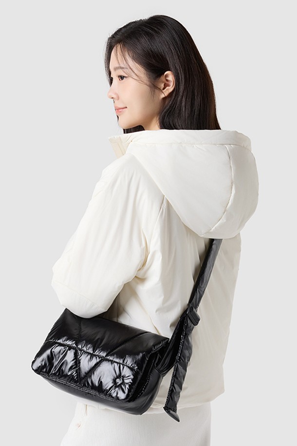 유니 글로시 패딩 크로스백 - 블랙 QQ423ABGO1은 여성의 스타일을 완성해 줄 세련된 크로스백입니다. 부드러운 나일론과 폴리에스터 소재에 글로시한 패딩 디자인이 더해져 고급스러운 분위기를 연출합니다. 가로 25cm, 세로 13cm, 폭 6cm의 미디엄 사이즈로, 데이트룩, 모임룩, 출근룩 등 다양한 TPO에 활용 가능합니다. 미니멀, 시크, 클래식 스타일을 즐겨 입는 분들에게 적합하며, 중량은 195g으로 가볍게 휴대할 수 있습니다. 사각 쉐입에 크로스백 형태로, 실용성과 스타일을 모두 갖춘 아이템입니다.
