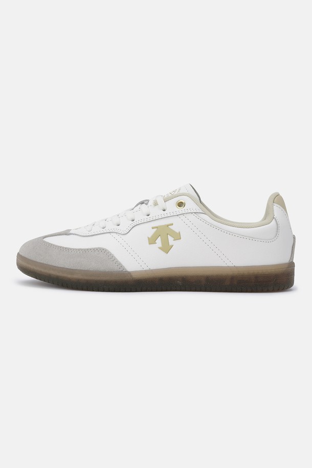 엣지 코트 빈티지 베이지 화이트 SR123LSN14는 남성용 스니커즈로, 봄, 여름, 가을 계절에 착용하기 좋습니다. 베이지와 화이트 컬러의 조화가 돋보이며, 라운드 앞코에 레이스업 스타일로 제작되었습니다. 천연가죽과 폴리에스터 소재를 사용하여 편안함과 내구성을 높였으며, 굽 높이는 2.5cm입니다. 빈티지한 디자인과 경량 소재, 통기성 기능으로 산책룩, 데이트룩, 캐주얼, 미니멀, 클래식 스타일 연출에 적합합니다.
