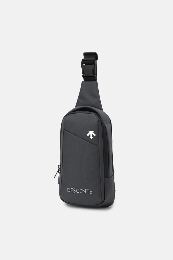 미디움 하디 슬링백 다크 그레이 SR123UBG11은 남성을 위해 디자인된 미니멀하고 캐주얼한 스타일의 가방입니다. 다크 그레이와 블랙 컬러로 출시되었으며, 가볍고 튼튼한 나일론, 폴리에스터, 폴리우레탄 소재를 사용하여 제작되었습니다. 가로 16cm, 세로 28cm, 폭 7cm의 미디엄 사이즈로, 일상생활에서 소지품을 간편하게 수납하기 좋습니다. 사각 형태의 디자인에 지퍼형 잠금 방식으로 내용물을 안전하게 보호하며, 경량으로 제작되어 편안한 착용감을 제공합니다.
