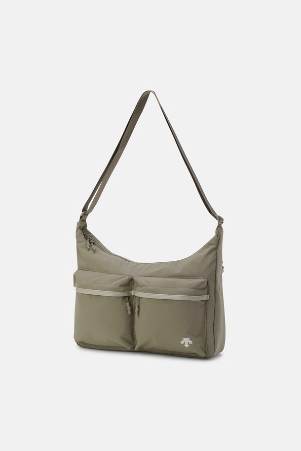 미디엄 사이즈의 가볍고 실용적인 남성용 호보백입니다. 카키 컬러와 무지 디자인으로, 캐주얼 및 베이직 스타일을 연출하기 좋습니다. 나일론과 폴리에스터 소재로 제작되어 내구성이 뛰어나며, 데일리백으로 활용하기에 적합합니다. 숄더백 형태로 어깨에 편안하게 걸칠 수 있으며, 지퍼형 잠금 방식으로 소지품을 안전하게 보관할 수 있습니다. 미니멀하고 클래식한 스타일을 선호하는 분들에게 추천합니다.
