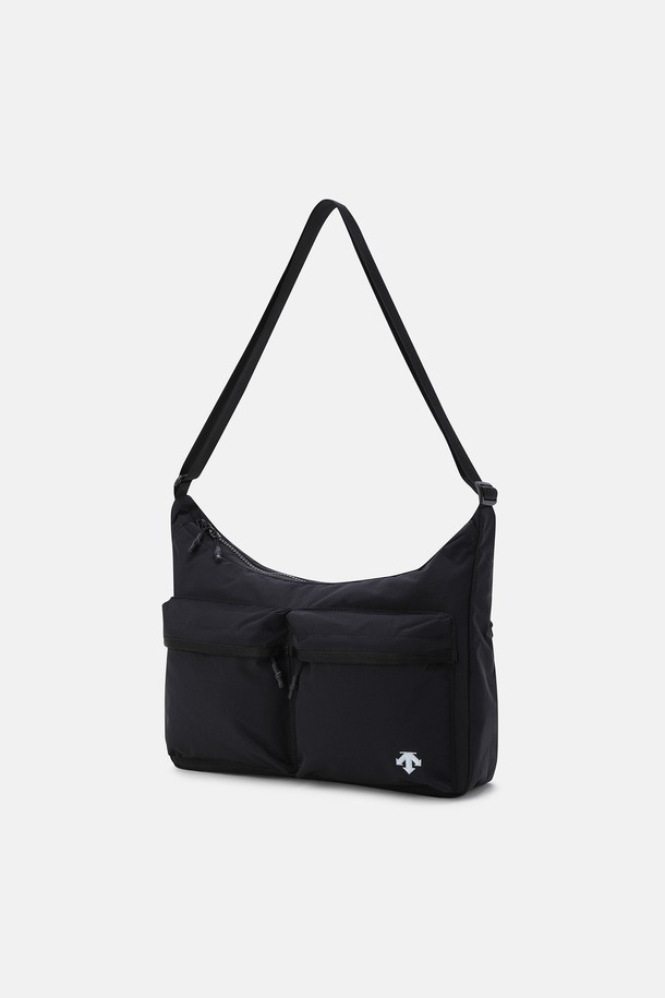 미디엄 사이즈의 경량 호보백 블랙 SR123UBG16(SR123UBG16)입니다. 나일론과 폴리에스터 소재로 제작되어 가볍고 편안한 착용감을 제공하며, 무게는 278g입니다. 무지 디자인에 반원 모양으로, 숄더백 형태로 제작되어 출근룩, 여행룩, 산책룩 등 다양한 TPO에 활용 가능합니다. 미니멀, 캐주얼, 시티보이 스타일을 즐기는 남성분들께 추천하며, 지퍼형 잠금 방식으로 내용물을 안전하게 보관할 수 있습니다. 카키 색상도 available합니다.
