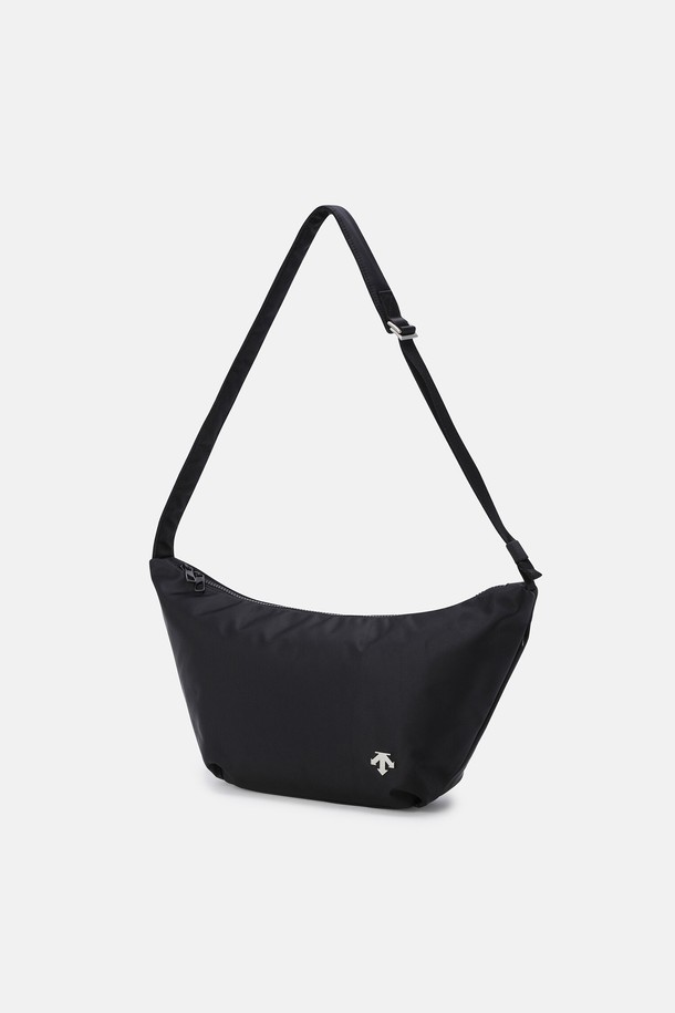 미디움 크로스 호보백 블랙 SR123UBG1C는 남성용 가방으로, 미니멀하고 시크한 스타일을 추구하는 분들을 위한 아이템입니다. 나일론과 폴리에스터 소재로 제작되어 튼튼하며, 블랙과 크림 두 가지 색상으로 출시되었습니다. 반원 형태의 디자인에 지퍼형 잠금 방식으로, 숄더 스트랩과 크로스백으로 활용 가능하며 출근룩, 비즈니스 캐주얼, 모임룩 등 다양한 TPO에 잘 어울립니다. F 사이즈로, 무지 디자인의 호보백입니다.
