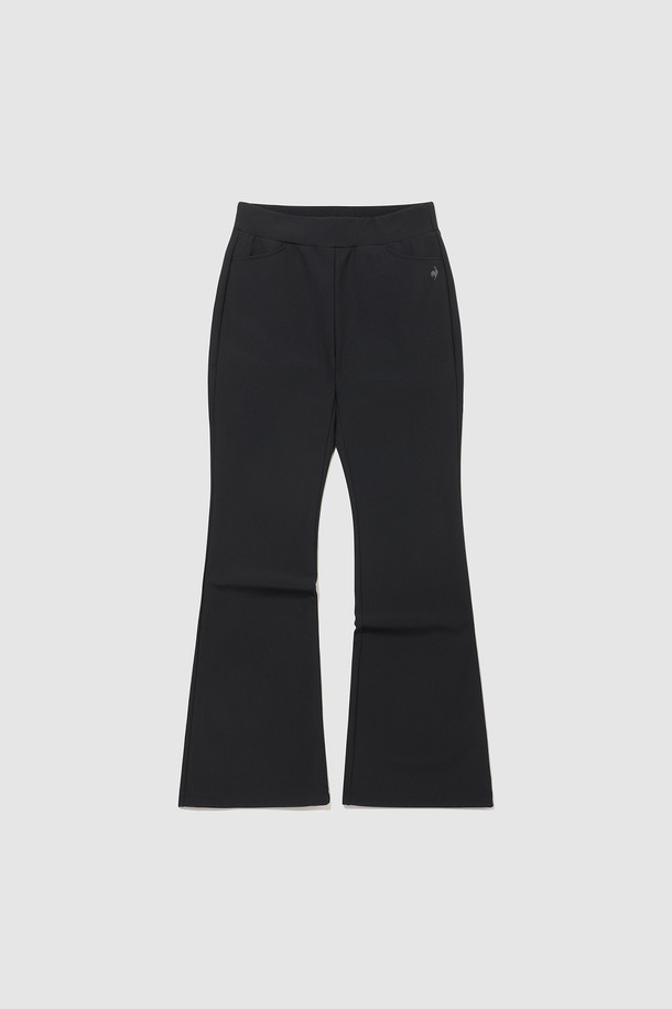 여성 부츠컷 기모 본딩 팬츠 - 블랙 QQ422OFPO5는 겨울철 출근룩을 위한 베이직 스타일의 부츠컷 팬츠입니다. 블랙 컬러에 레귤러핏으로, 폴리에스터, 나일론, 폴리우레탄 혼방 소재로 제작되어 부드러운 촉감을 선사합니다. 안감은 기모 처리되어 보온성을 높였으며, 두께감 있는 소재와 본딩 처리로 한겨울 추위에도 따뜻하게 착용 가능합니다. 허리 밴딩 디테일로 편안한 착용감을 제공하는 미니멀하고 클래식한 디자인의 긴바지입니다.
