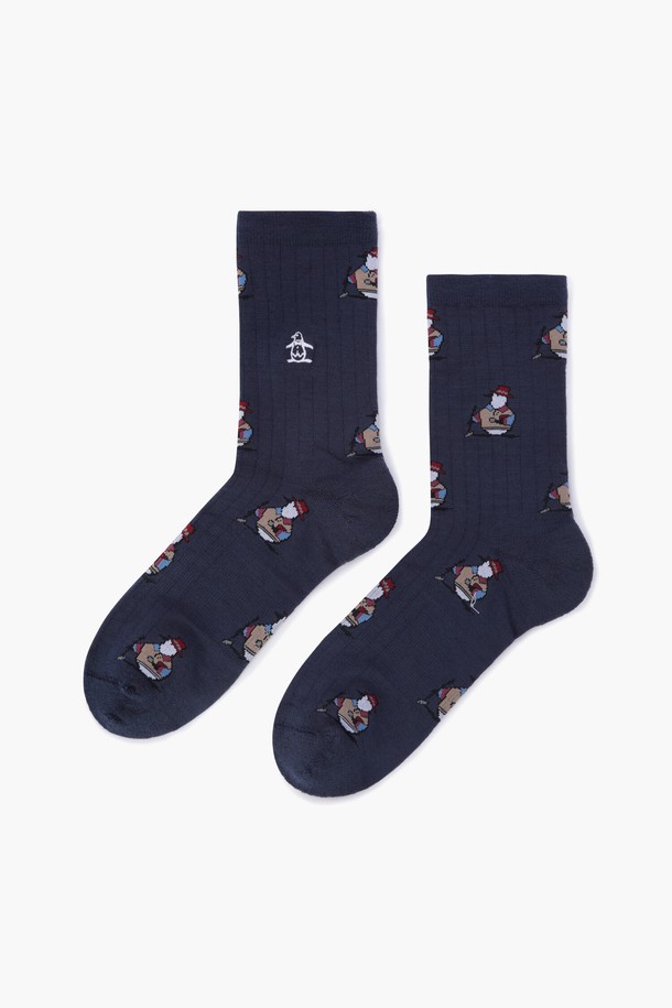 여성 골프룩에 완벽하게 어울리는 70주년 펭귄 자카드 삭스 MQ412LSON1입니다. 네이비 컬러에 신축성이 뛰어난 아크릴, 나일론, 폴리에스터, 모, 폴리우레탄 혼방 소재로 제작되어 부드러운 촉감을 선사합니다. 귀여운 펭귄 캐릭터 자카드 패턴이 돋보이며, 사계절 내내 착용하기 좋은 보통 두께의 양말입니다. 스포티한 스타일을 연출하여 필드 위에서 당신의 개성을 드러낼 수 있습니다. 70주년 기념 디자인으로 특별함을 더했습니다.
