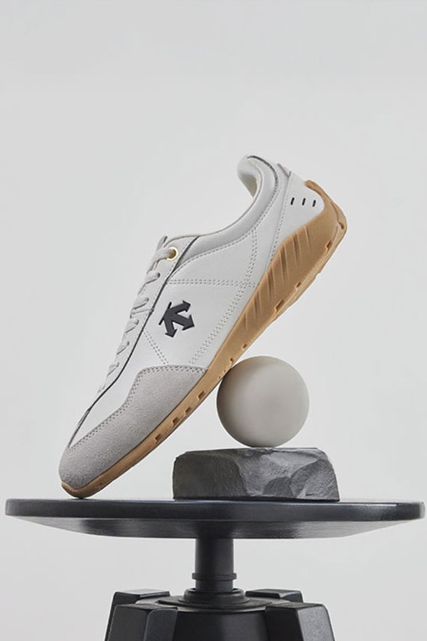 키네틱 런 화이트 SR123LSN17는 남성용 운동화로, 러닝과 일상생활 모두에 적합한 제품입니다. 화이트와 오렌지 컬러 배색이 산뜻한 인상을 주며, 라운드 앞코 디자인으로 편안한 착용감을 제공합니다. 천연가죽, 폴리에스터, 합성고무 등 튼튼한 소재를 사용하여 내구성을 높였으며, 2.5cm 굽 높이의 플랫 타입으로 안정적인 활동성을 보장합니다. 경량 러닝화로, 캐주얼, 미니멀, 스포티 스타일의 러닝룩과 산책룩에 매치하기 좋습니다.
