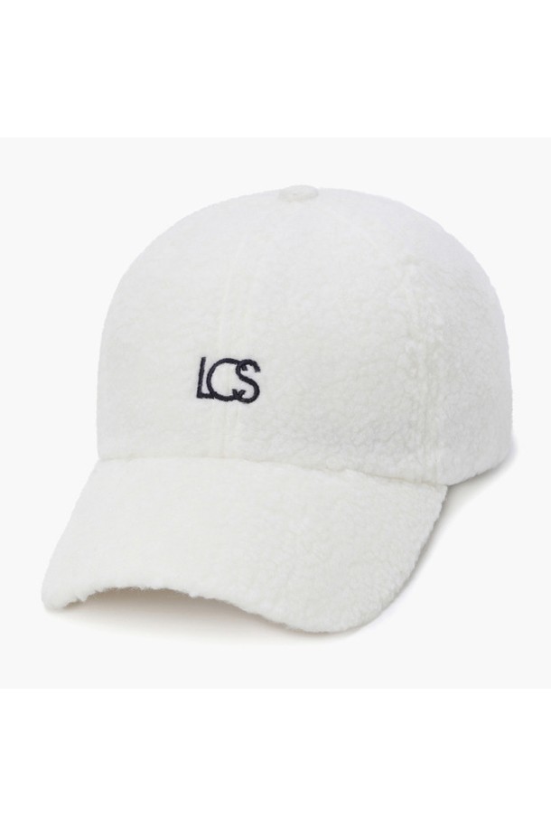 여성 보아 플리스 볼캡 _WH00 GQ412LCPN9는 부드러운 촉감의 플리스 소재로 제작되어 가을, 겨울철 보온성을 책임지는 모자입니다. 깔끔한 화이트 컬러에 로고 자수 디테일이 더해져 캐주얼, 미니멀, 클래식 스타일의 골프룩을 완성합니다. 8cm 챙 넓이와 일반적인 모자 깊이로 편안한 착용감을 선사합니다. 보아 소재 특유의 포근함이 돋보이며, 일상에서도 폭넓게 활용할 수 있습니다.
