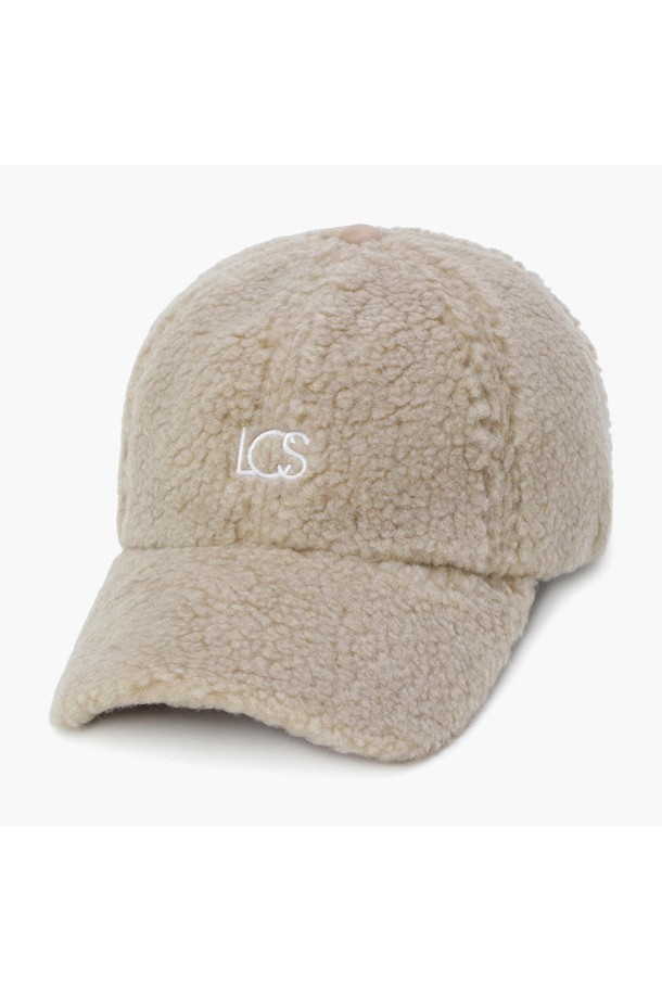 여성 보아 플리스 볼캡 _BG00 GQ412LCPN9는 부드러운 촉감의 플리스 소재로 제작되어 가을, 겨울철 따뜻하게 착용할 수 있는 볼캡입니다. 베이지 색상에 무지 디자인으로 미니멀하고 클래식한 스타일을 연출하며, 골프룩과 일상복 어디에도 잘 어울립니다. 챙 길이는 8cm이며, 보아 소재로 포근함을 더했습니다. 로고 디자인 장식이 포인트로 들어가 있습니다. 보온 기능을 갖춘 두꺼운 두께감으로 추운 날씨에도 따뜻하게 스타일을 완성할 수 있습니다.
