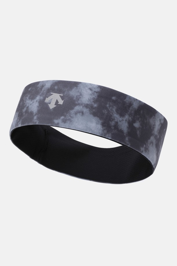 러닝 헤드밴드 패턴 SR123RSU12는 러닝룩과 피트니스룩에 잘 어울리는 스포티, 미니멀, 캐주얼 스타일의 헤드밴드입니다. 블랙, 화이트, 패턴 세 가지 색상으로 제공되며, 폴리에스터와 폴리우레탄 소재로 제작되어 흡습성과 신축성이 뛰어납니다. 프린트 패턴 디자인으로 포인트를 더했으며, 가로 25cm, 세로 5cm, 중량 13g의 가벼운 착용감을 자랑합니다. 러닝 시 땀을 효과적으로 흡수하여 쾌적한 활동을 돕는 기능성 헤드밴드입니다.
