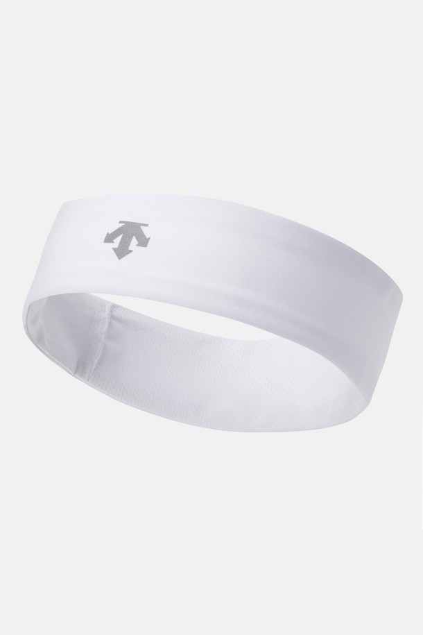러닝 헤드밴드 화이트 SR123RSU12는 러닝 및 스포츠 활동에 적합한 헤드밴드입니다. 폴리에스터와 폴리우레탄 혼방 소재로 제작되어 땀 흡수 및 신축성이 뛰어나 활동적인 움직임에도 편안함을 제공합니다. 미니멀하고 스포티한 디자인으로 어떤 스포츠룩에도 잘 어울립니다. 무지 디자인의 화이트, 블랙, 패턴 색상으로 출시되어 다양한 스타일을 연출할 수 있습니다. 경량 소재로 제작되어 착용감이 좋고, SR123RSU12 제품 코드를 가지고 있습니다.
