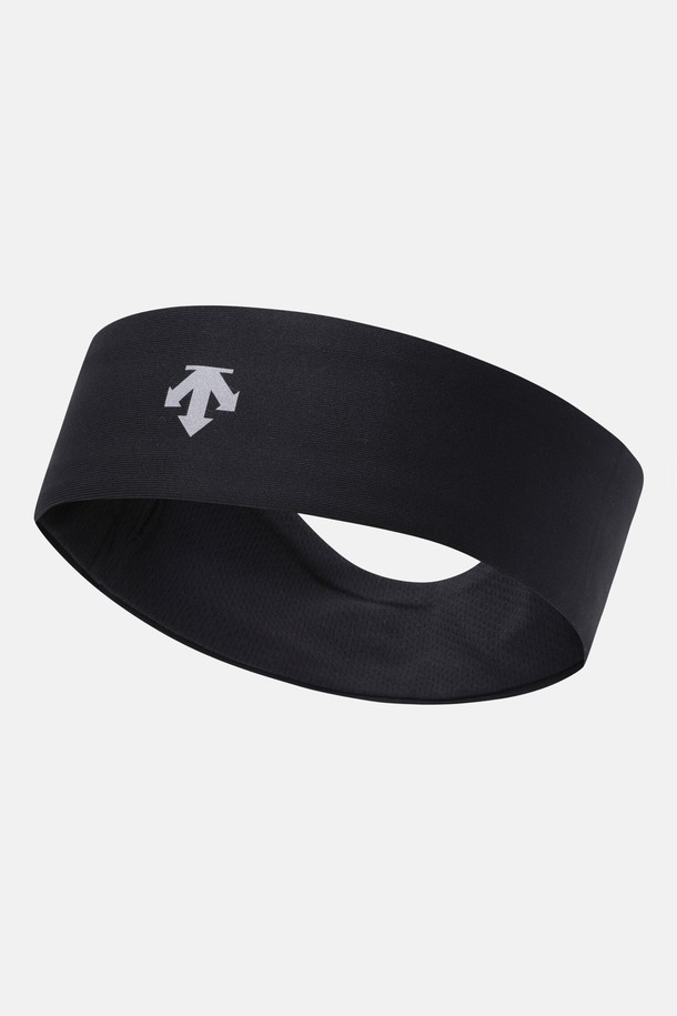 러닝 헤드밴드 블랙 SR123RSU12는 러닝 및 스포츠 활동에 적합한 헤드밴드입니다. 폴리에스터와 폴리우레탄 혼방 소재로 제작되어 땀 흡수 및 신축성이 뛰어나 편안한 착용감을 제공합니다. 무지 디자인에 로고 장식이 더해져 스포티하고 미니멀한 스타일을 연출합니다. 경량 설계로 활동적인 움직임에도 부담 없이 사용할 수 있으며, 피트니스룩과 러닝룩에 잘 어울립니다. 블랙 컬러로 어떤 의상에도 매치하기 용이합니다.

