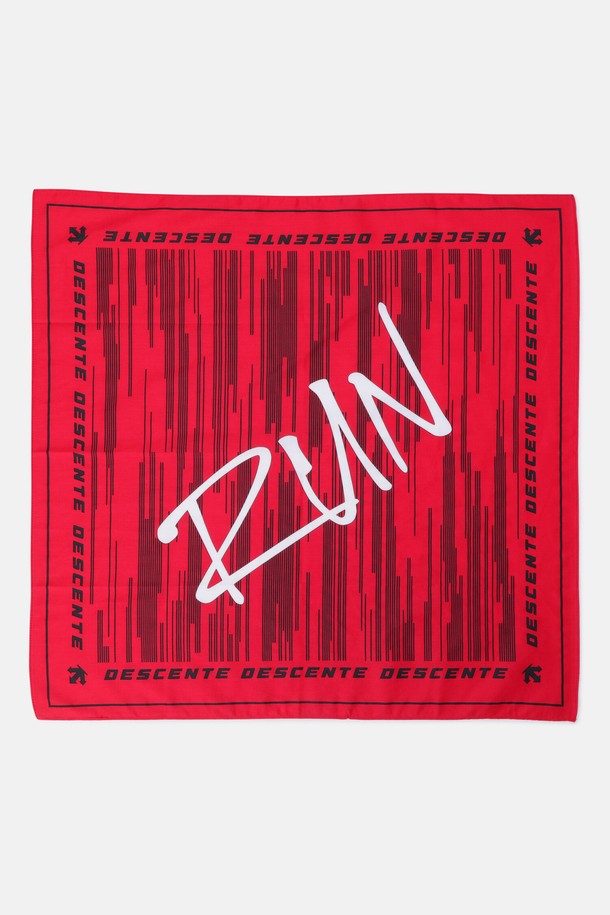 데상트(Descente) 브랜드의 러닝 그래픽 반다나 레드 SR123RSU14는 러닝 및 스포츠 활동에 적합한 반다나입니다. 면 소재로 제작되어 땀 흡수 기능이 뛰어나 쾌적한 착용감을 제공하며, 다양한 스포츠 활동 시 유용하게 사용할 수 있습니다. 레드, 네이비, 옐로우 3가지 컬러로 출시되었으며, 그래픽과 로고 패턴 디자인이 스포티한 스타일을 연출합니다. 사이즈는 F(Free)로 제작되어 누구나 편안하게 착용 가능하며, 러닝룩이나 피트니스룩에 매치하기 좋습니다.

