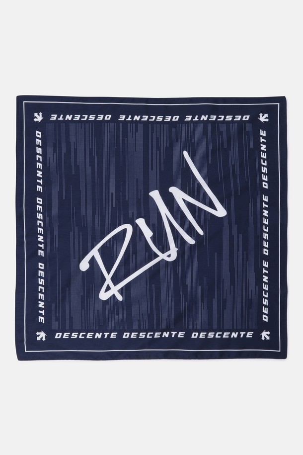 네이비 컬러의 러닝 그래픽 반다나 SR123RSU14는 러닝 시 스포티하고 캐주얼한 스타일을 연출하기에 적합합니다. 면 소재로 제작되어 쾌적한 착용감을 제공하며, 그래픽 패턴이 돋보이는 디자인입니다. 가로 58cm, 세로 58cm의 F 사이즈로 제작되었으며, 러닝룩에 포인트를 더해줍니다. 네이비, 레드, 옐로우 세 가지 색상으로 출시되어 취향에 맞게 선택할 수 있습니다. 러닝 시 땀 흡수 및 스타일리시함까지 놓치지 않는 아이템입니다.
