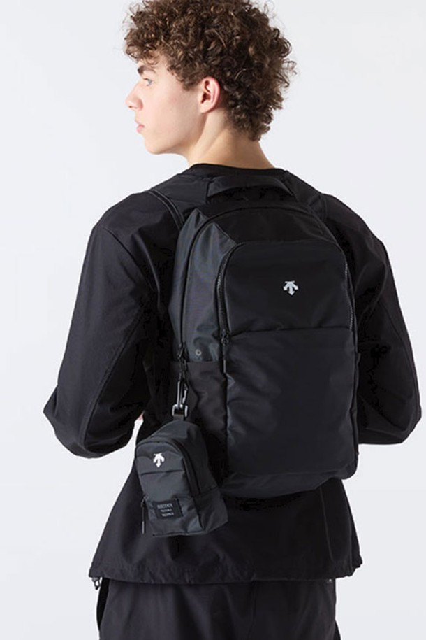 여행과 일상에서 활용하기 좋은 트래블 경량 패커블 백팩(19L) 블랙 SR123UBP1A입니다. 미니멀하고 캐주얼한 스타일로, 여행룩에 완벽하게 어울립니다. 가볍고 접이식, 패커블 디자인으로 휴대성을 높였습니다. 19L의 넉넉한 수납공간과 사각 형태로 실용성을 더했으며, 지퍼형 잠금 방식으로 내용물을 안전하게 보호합니다. 블랙 컬러의 무지 디자인으로 어떤 스타일에도 쉽게 매치할 수 있습니다.
