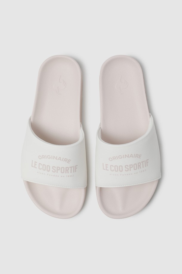 무디아이 맥시 핑크 QR123LSD12 여성 샌들은 여름철 일상, 휴가 및 여행룩에 잘 어울리는 여성 슬리퍼입니다. 핑크 컬러의 무지 디자인으로, 합성가죽, 폴리에스터, 폴리우레탄 소재를 사용하여 편안함을 더했습니다. 4cm 플랫 굽에 라운드 앞코, 오픈형 디자인으로 편안한 착용감을 제공하며, 캐주얼, 미니멀, 리조트 스타일을 연출하기 좋습니다. 안감은 폴리에스터이며, 슬라이드 및 슬리퍼 형태로 제작되어 간편하게 신을 수 있습니다.
