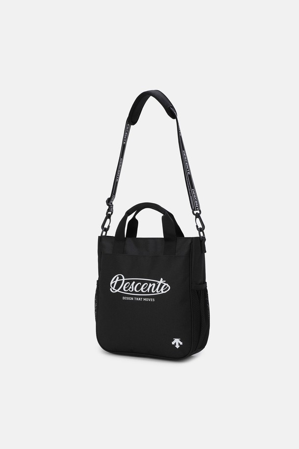 영애슬릿 세컨드백 블랙 SR12JUBG12는 유아동을 위한 캐주얼 및 스포츠 스타일의 세컨드백입니다. 블랙과 아이보리 두 가지 색상으로 출시되었으며, 미디엄 사이즈의 사각 형태에 로고 패턴이 돋보입니다. 폴리에스터 소재로 제작되어 튼튼하며, 자카드 웨빙 크로스 스트랩과 측면 물병 포켓, 내/외부 다수 포켓으로 실용성을 높였습니다. 숄더패드가 있어 편안하게 착용 가능하며, 산책룩에 키치 무드를 더해줍니다.
