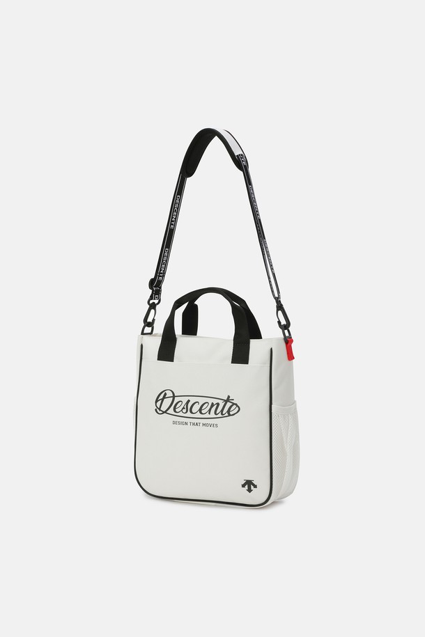 영애슬릿 세컨드백 아이보리 SR12JUBG12는 유아동을 위한 캐주얼 및 스포티 스타일의 세컨드백입니다. 아이보리 및 블랙 두 가지 색상으로 출시되었으며, 튼튼한 폴리에스테르 소재로 제작되었습니다. 미디엄 사이즈의 사각 가방으로, 키치 무드의 웨빙 크로스 스트랩과 로고 패턴 디자인이 특징입니다. 지퍼형 잠금 방식과 다수의 포켓, 물병 수납공간, 어깨끈 조절 기능, 그리고 탈부착 가능한 어깨 패드를 갖춰 실용성을 높였습니다. 일상생활과 스포츠 활동 모두에 적합하며, 내외부 다수 포켓으로 넉넉한 수납 공간을 제공합니다.
