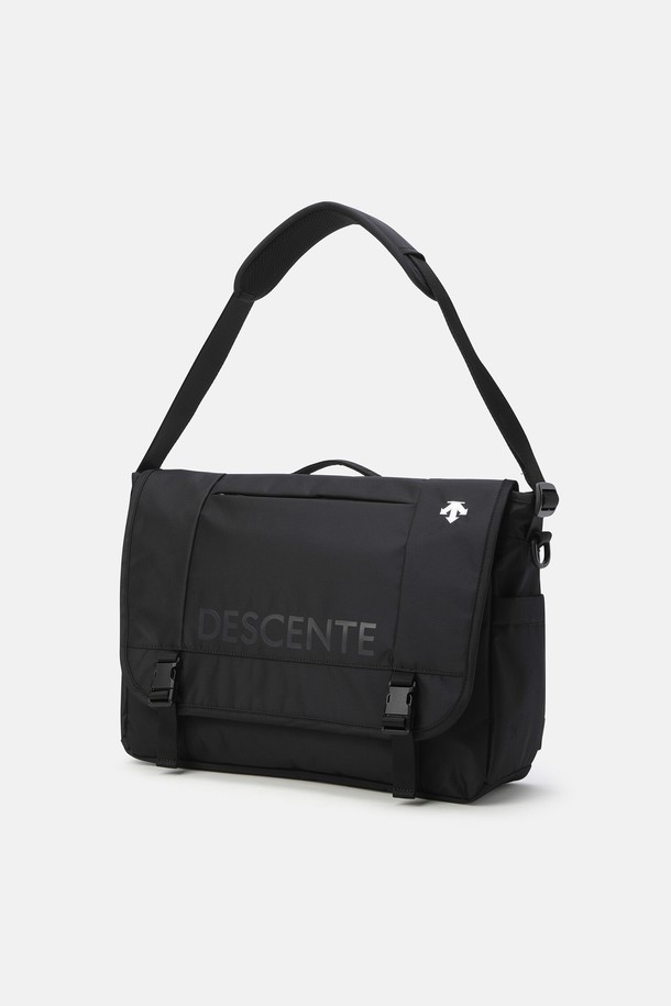 워딩 메신저백 블랙 SR123UBG14는 **남성**을 위한 **미디엄** 사이즈의 **사각** 메신저백입니다. **블랙**과 **아이보리** 두 가지 색상으로 출시되었으며, **나일론**과 **폴리에스터** 소재를 사용하여 내구성을 높였습니다. **무지** 패턴으로 제작되어 **미니멀**, **캐주얼**, **시티보이** 스타일을 연출하기 좋으며, **출근룩**에 적합합니다. **이동식 어깨 패드**와 **이지 액세스 지퍼**, 그리고 **내부 수납공간**을 갖춰 **실용적인 수납공간**과 **편안한 착용감**을 제공합니다.
