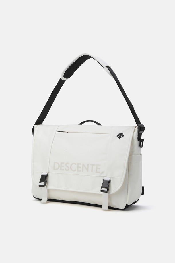 워딩 메신저백 아이보리 SR123UBG14는 미니멀, 시티보이, 캐주얼 스타일의 남성 고객을 위한 메신저백입니다. 아이보리와 블랙 두 가지 색상으로 제공되며, 나일론과 폴리에스터 소재를 사용하여 튼튼하고 실용적입니다. 미디엄 사이즈의 사각형 디자인으로, 버클 디테일이 돋보입니다. 노트북 수납이 가능하며 다수의 포켓과 탈부착 가능한 숄더 패드, 백지퍼 메인 수납공간, 이중 수납공간을 갖춰 기능성을 더했습니다. 출근룩과 비즈니스 캐주얼에 활용하기 좋습니다.
